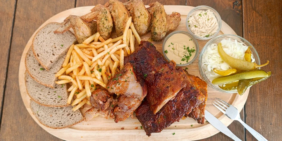 Prkno plné masa pro 2 až 6 lidí: koleno, žebra i křídla