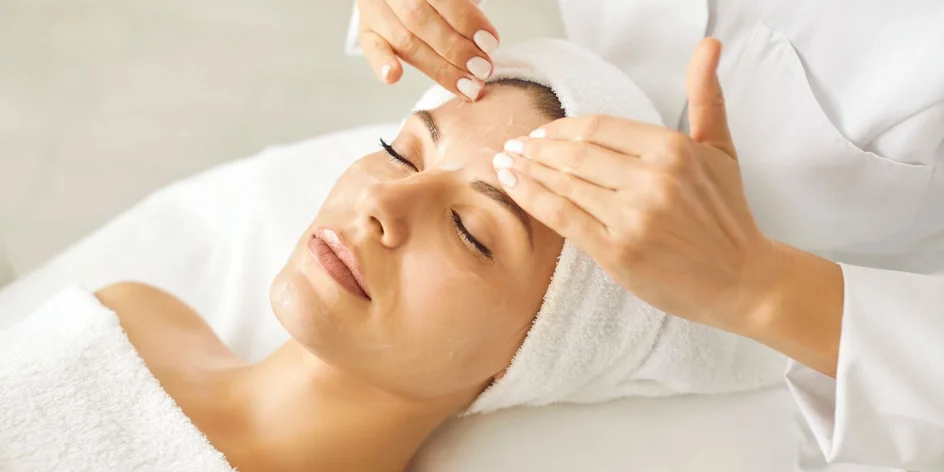 Čištění pleti pro zářivou pokožku: manuální i ultrazvuk