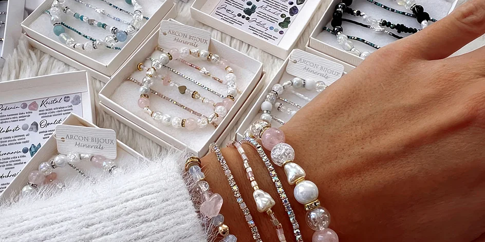 Dámské náramky z minerálů s významem krásy a harmonie
