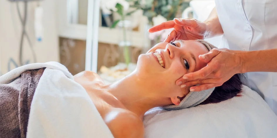 Úprava obočí, ultrazvukové čištění pleti i peeling