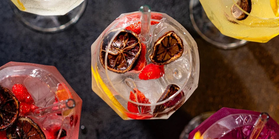 Koktejly, káva i nealko drinky ve smíchovské kavárně