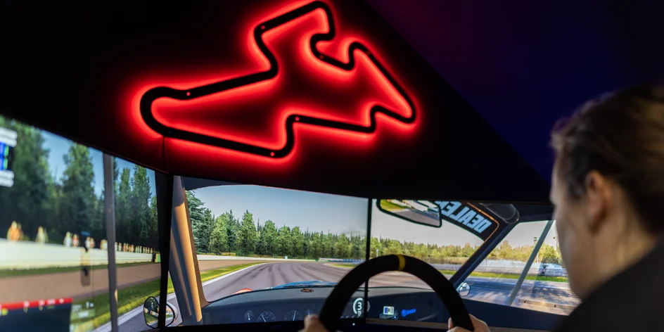 Hodina jízdy na simulátoru dle výběru v centru Brna