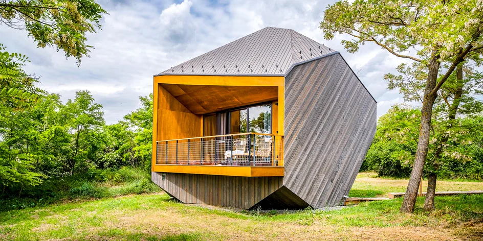 Adult-friendly pobyt v designové chatce se saunou a vířivkou