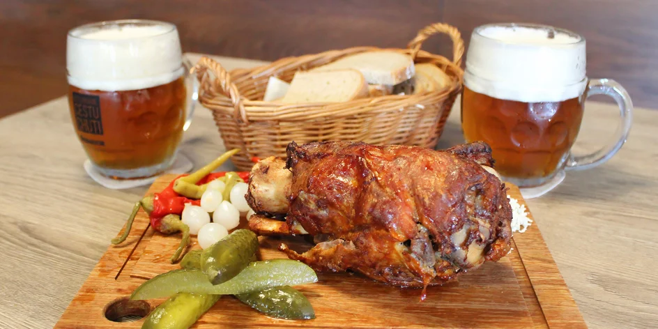 Pečené vepřové koleno nebo žebra a pivo pro 2 osoby