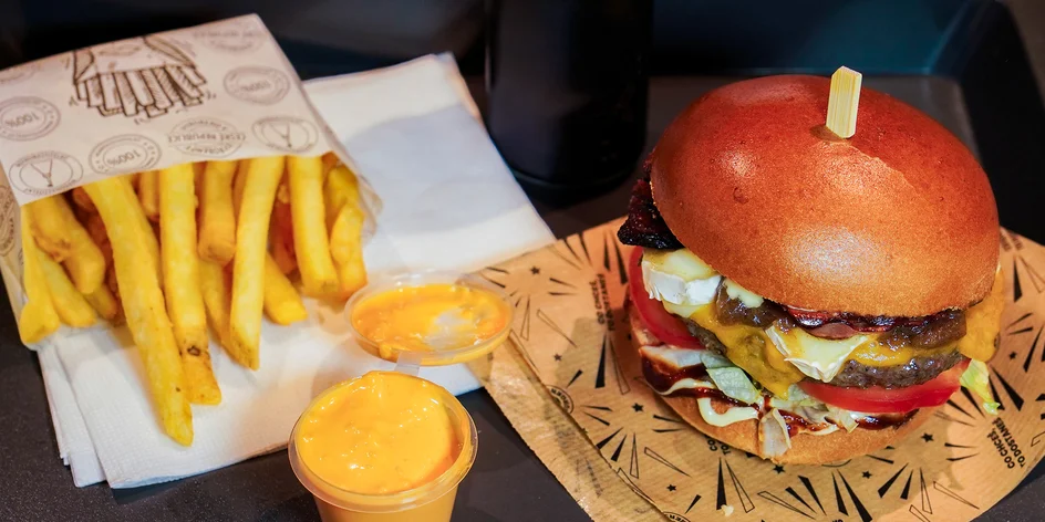 Burger s hranolky, dipem a nápojem pro 1 i 2 osoby