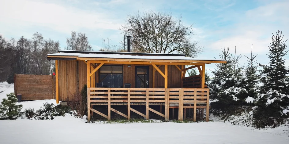 Luxusní chata v kempu na Vysočině a venkovní vířivka