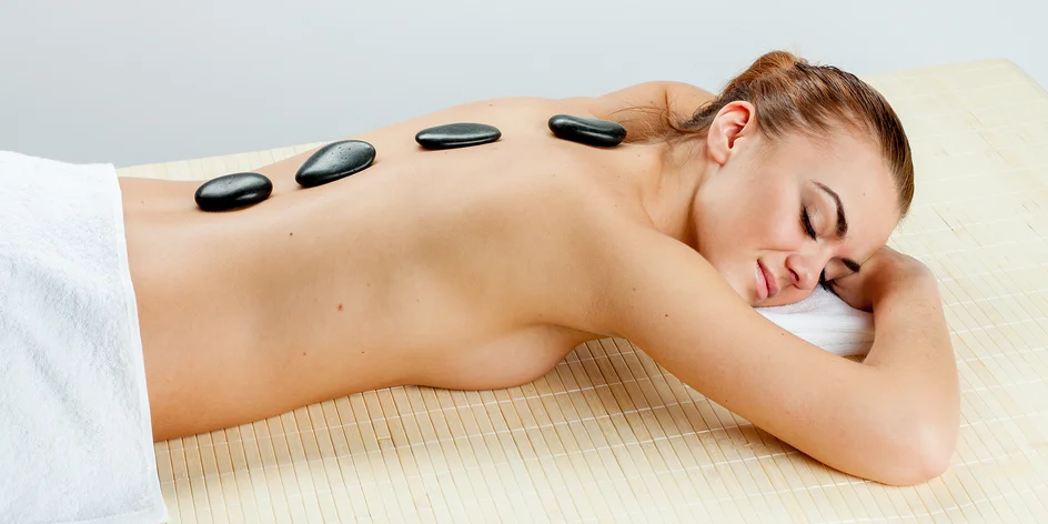Masáž zad, reflexní terapie i lávové kameny