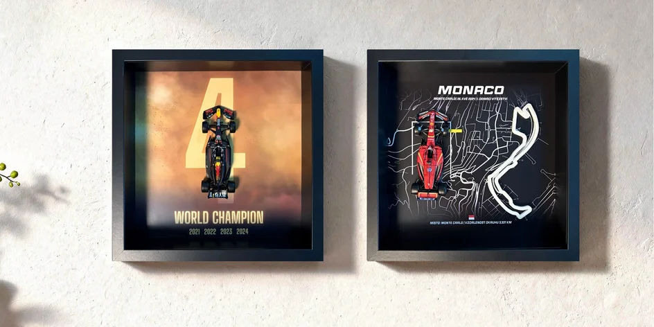 Výstavní rámečky s formulemi a modely tratí