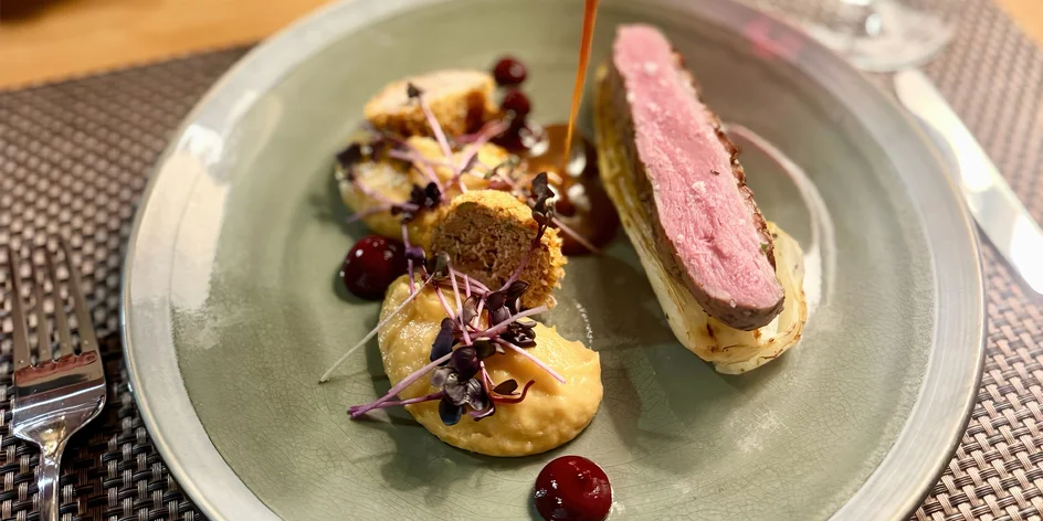 Čtyřchodové menu s vínem v restauraci La Cave