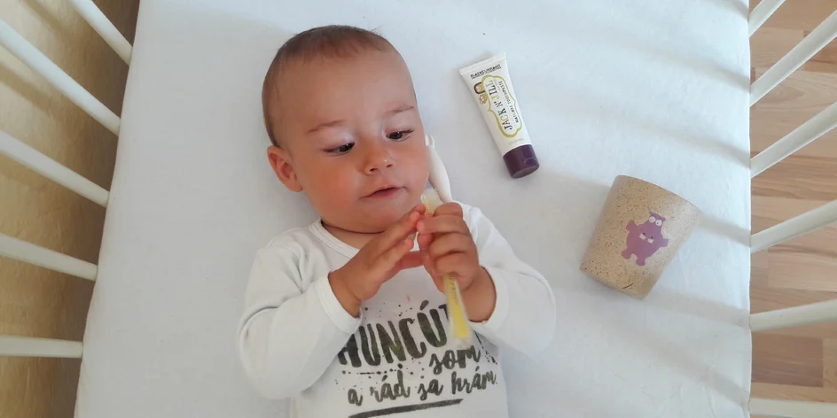 TESTUJEME | Prvé zúbky testujú ich prvú zubnú kefku