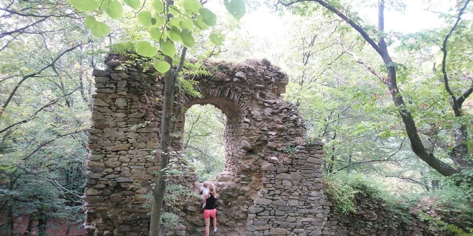 Hrad Biely Kameň: Poznávanie a turistika v jednom