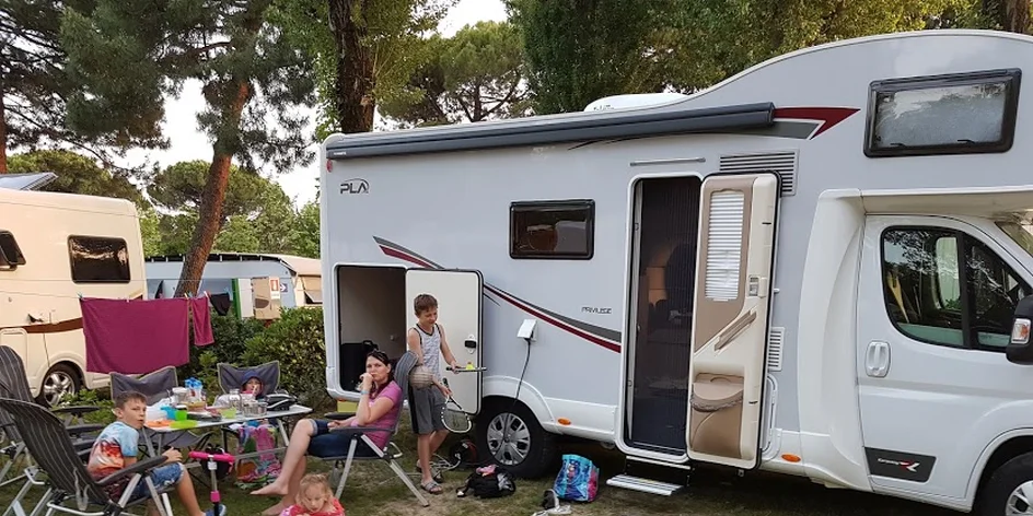 Ako zabaviť deti počas cesty na dovolenku? Požičajte si karavan!