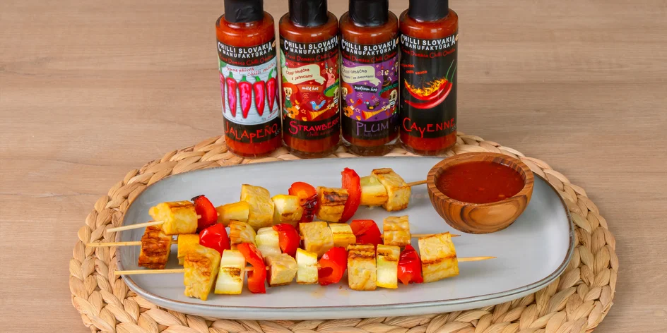 Vylaďte chuť jedla chilli omáčkami: Recept na grilovaný špíz s tempehom, tortillu i plnený batát