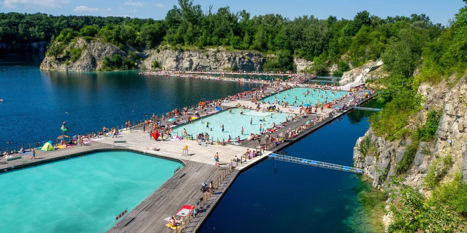 Blízko Krakova vyrástlo luxusné kúpalisko Zakrzówek. Tieto poľské Maledivy nestoja ani cent!