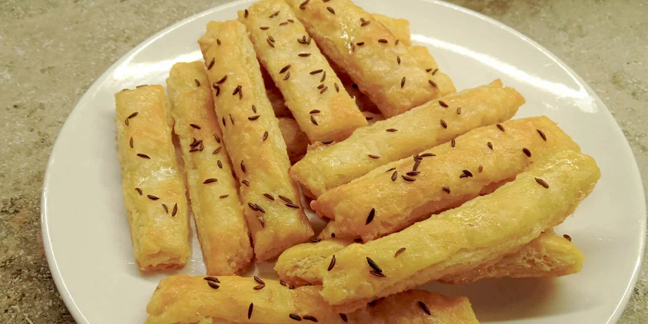 Rýchly snack na večer k vínku? Vyskúšajte slané tvarohové tyčinky