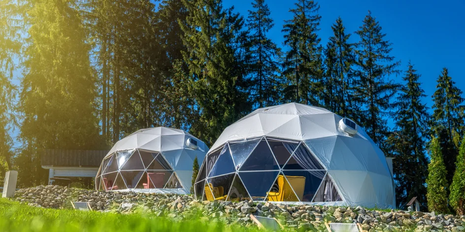 Poznáte glamping? Objavte čaro ubytovania v stane, kupole či dome na strome
