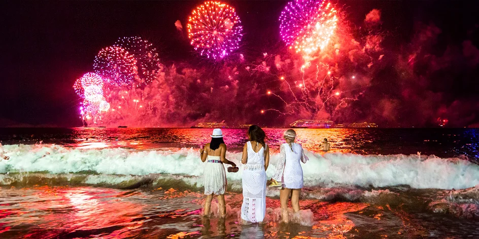 Silvestrovské tradície vo svete: Prečo si Taliani na Nový rok obliekajú červenú bielizeň a v Brazílii preskakujú vlny?