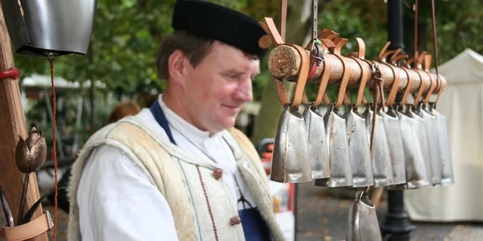 Cesta k tradíciám: Zvonivá radosť výroby tradičných zvoncov v Zázrivej