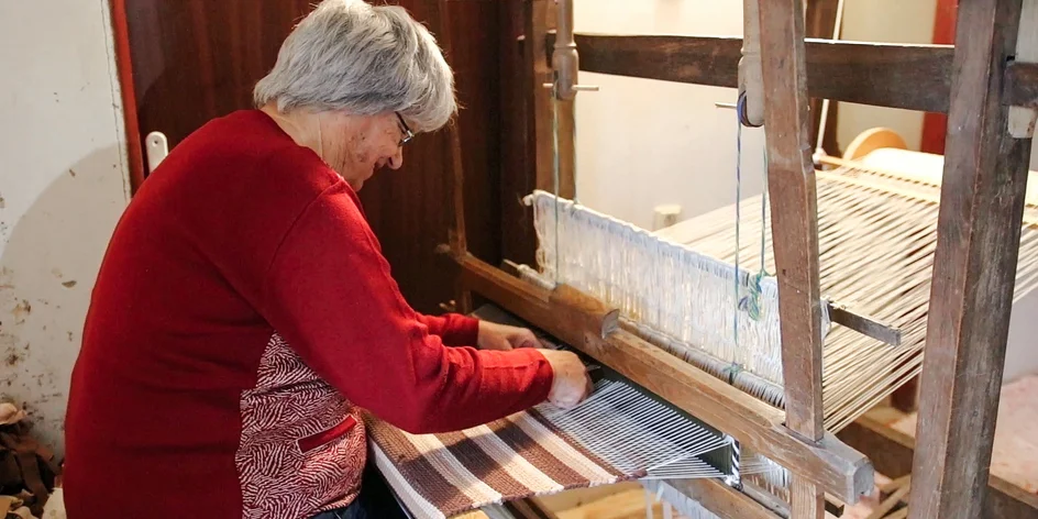 Cesta k tradíciám: Ako vyzerá ručné tkanie kobercov na krosnách?