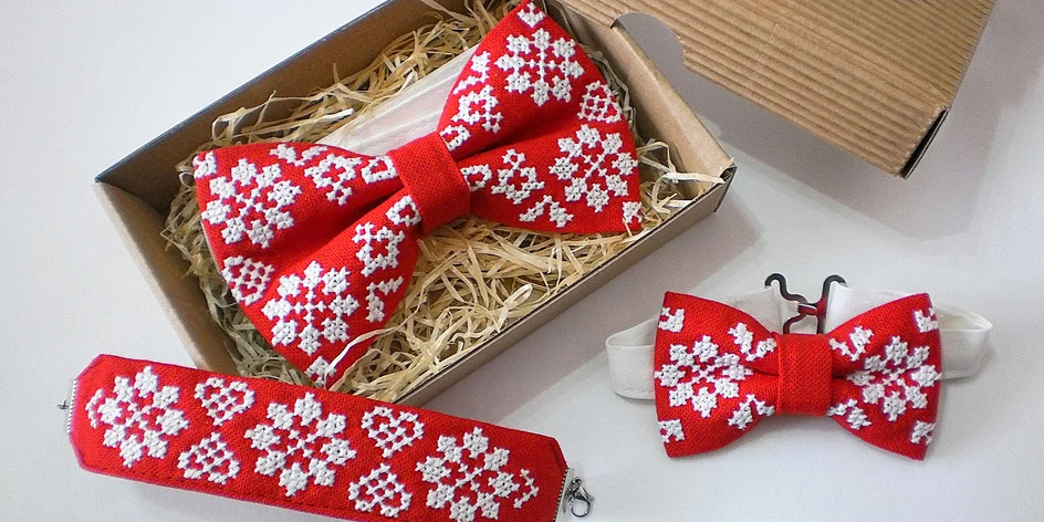 Cesta k tradíciám: Dominik začal vyšívať a jeho folklórne motýliky si zamilujete!