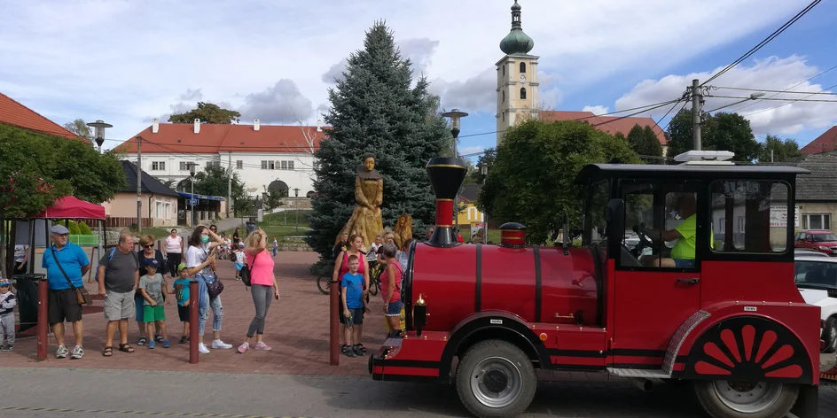 Kam s deťmi v okolí Nového Mesta nad Váhom? Vláčik na Čachtický hrad, vrch Plešivec a ďalšie tipy