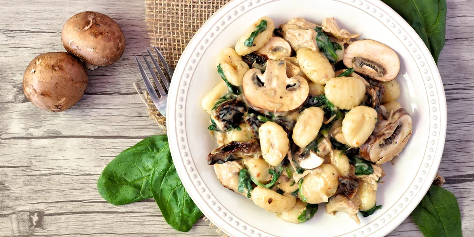 Uvarte si s nami lahodné domáce gnocchi s hubovou omáčkou, parmezánom a rukolou