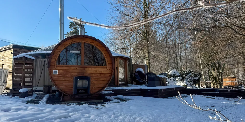 Moderní jurta s privátní saunou a snídaní až pro 4 osoby