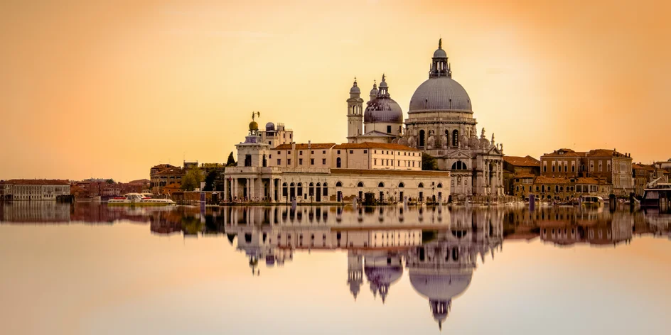 Benátky a ostrovy Murano a Burano počas karnevalu