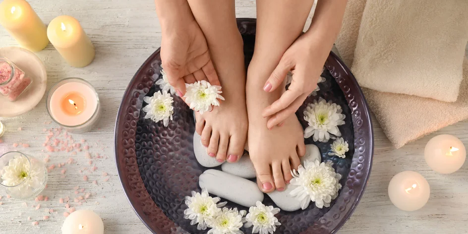 Manikúra alebo pedikúra s parafínovým zábalom aj gél lakom