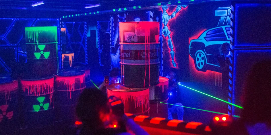 Adrenalín v Steam Factory: Laser Game pre jednotlivcov aj skupiny