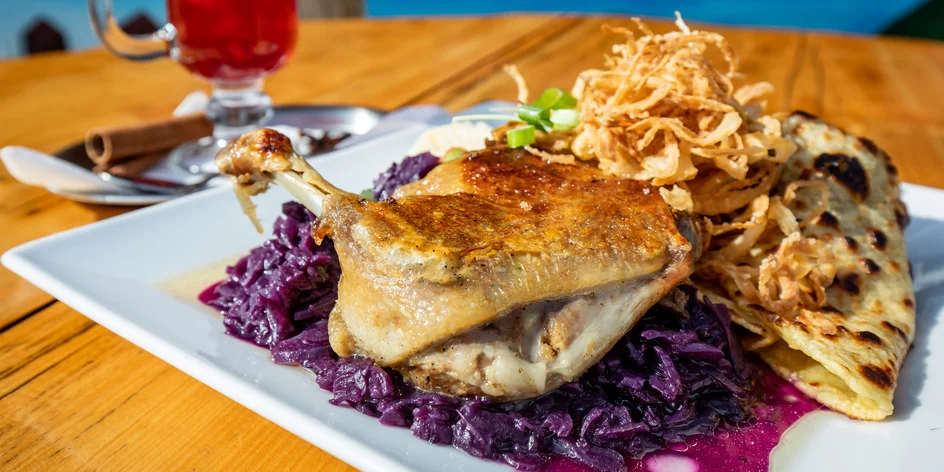 Kačacie hody v kolibe s výhľadom na Strečno