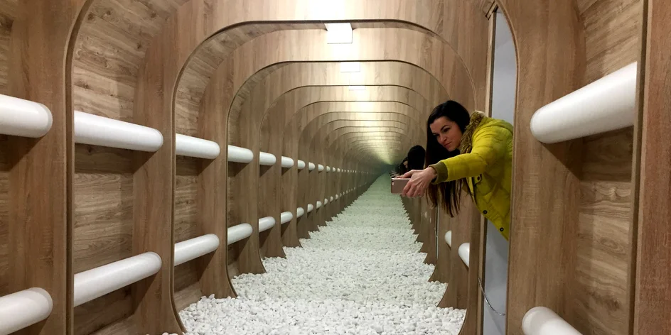 Vstup do galérie "Priestor a zrkadlá"