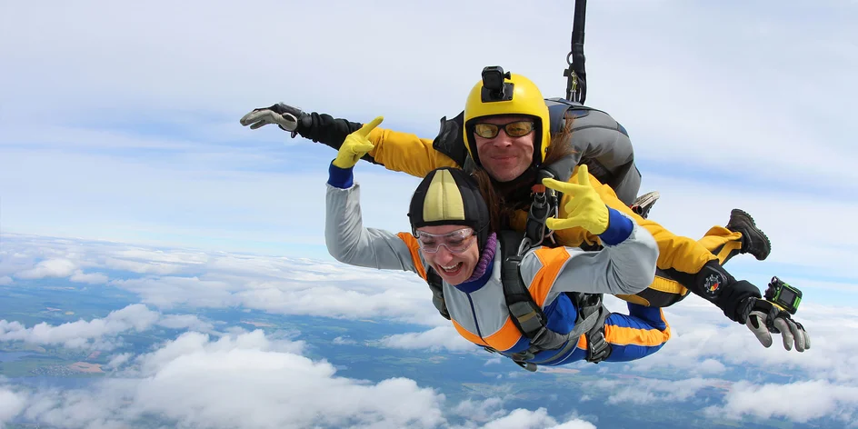 Skočte si po zážitok na celý život: Tandemový zoskok z lietadla až zo 4 letísk