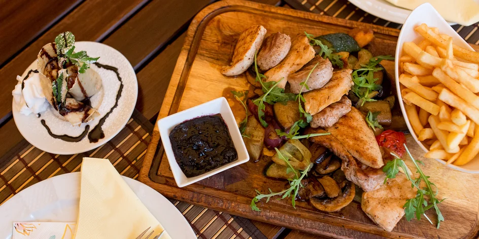 Mix grilovaného mäska s prílohou a dezertom pre dvoch