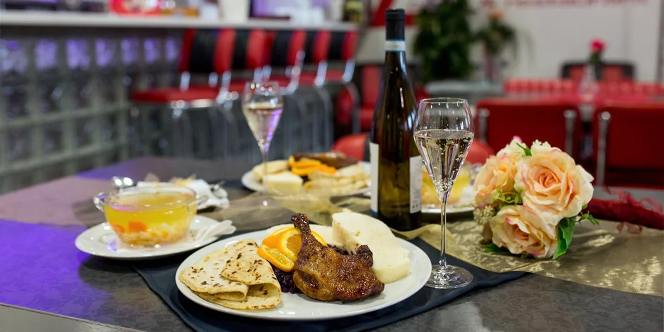 Kačacie hody pre dvoch s vývarom, lokšami a fľašou sektu