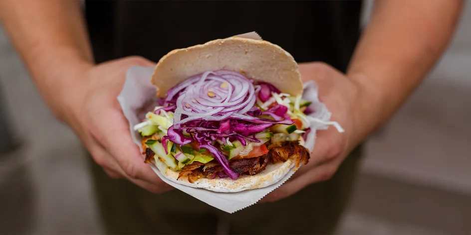 Šťavnatý kebab v chrumkavej žemli, na tanieri či v placke