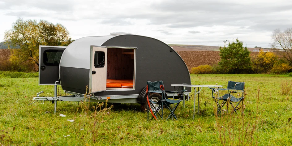 Cestujte a objavujte: Prenájom obytného prívesu pre 3 osoby