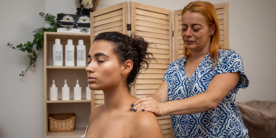 Indická masáž hlavy alebo relaxačná s parafínovým zábalom