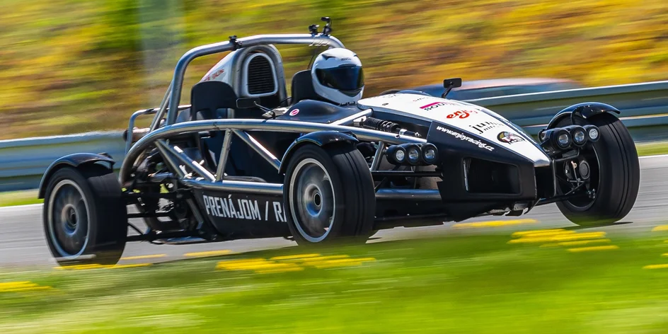 FORMULA F4 alebo ARIEL ATOM 3.5: Adrenalínová jazda až na 3 letiskách