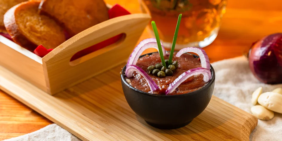 Tatársky biftek, pečené koleno, rebierka s nápojom alebo grill misa