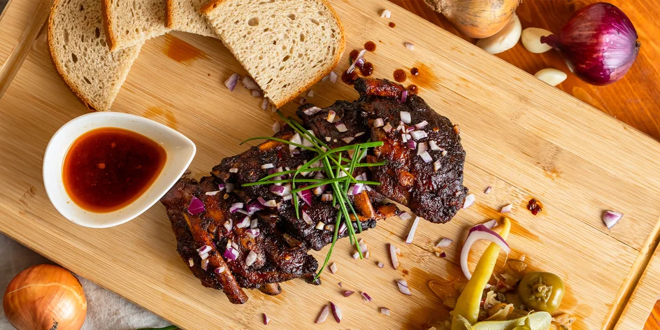 Tatársky biftek, pečené koleno, rebierka s nápojom alebo grill misa