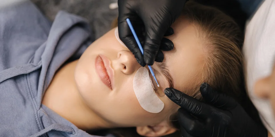 Laminácia obočia alebo Lash lifting mihalníc