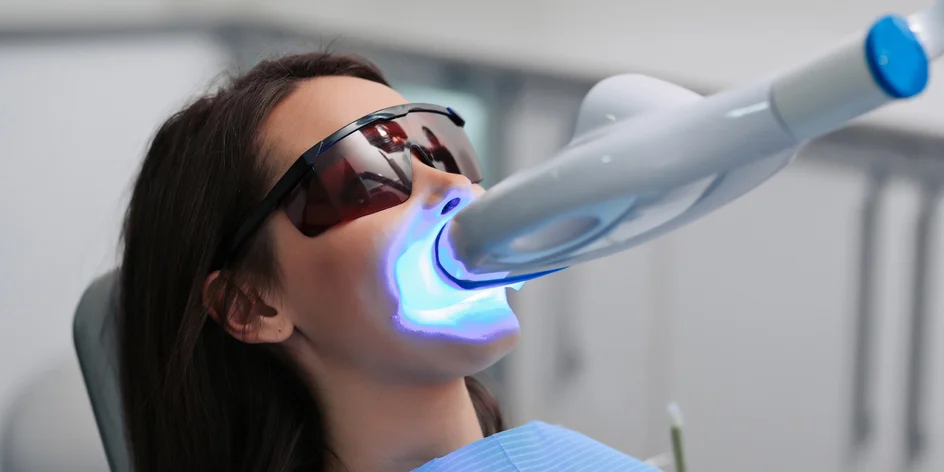 Dentálna hygiena alebo bielenie zubov lampou Beyond Polus Advanced