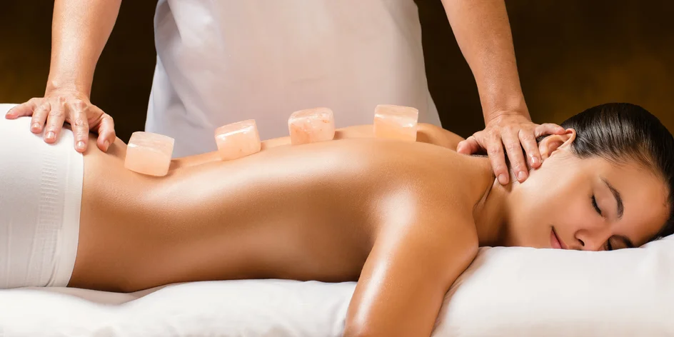 Klasická, relaxačná alebo medová masáž, bankovanie či masáž soľnými kameňmi