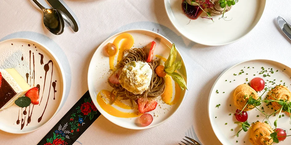 Trojchodová večera s prípitkom v historickej reštaurácii