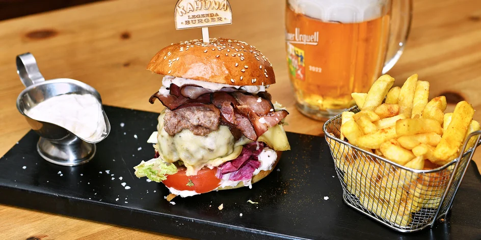 Burger, hranolky a pivo v centru Prahy až pro 4 osoby