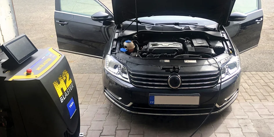 Dekarbonizace motoru vodíkem pro obnovení výkonu