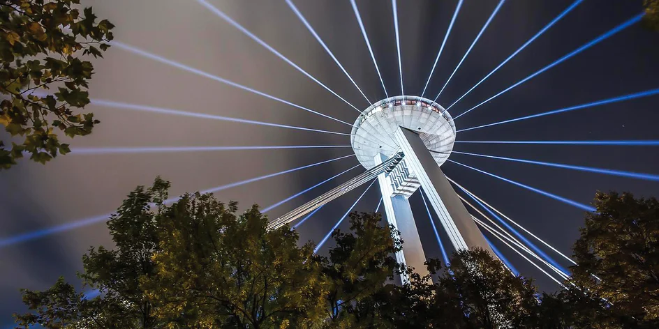Vyhliadka z UFO s drinkom či zámkom lásky