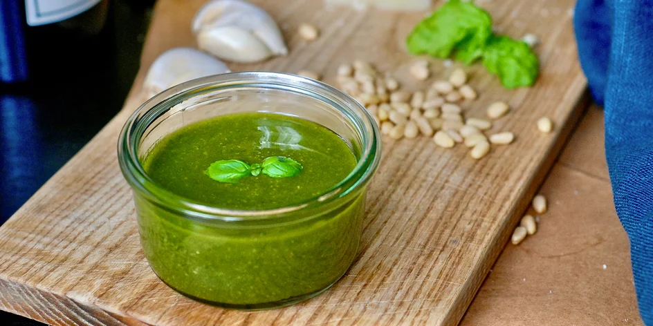 Recept na domácí bazalkové pesto. Zvládnete ho připravit během 5 minut