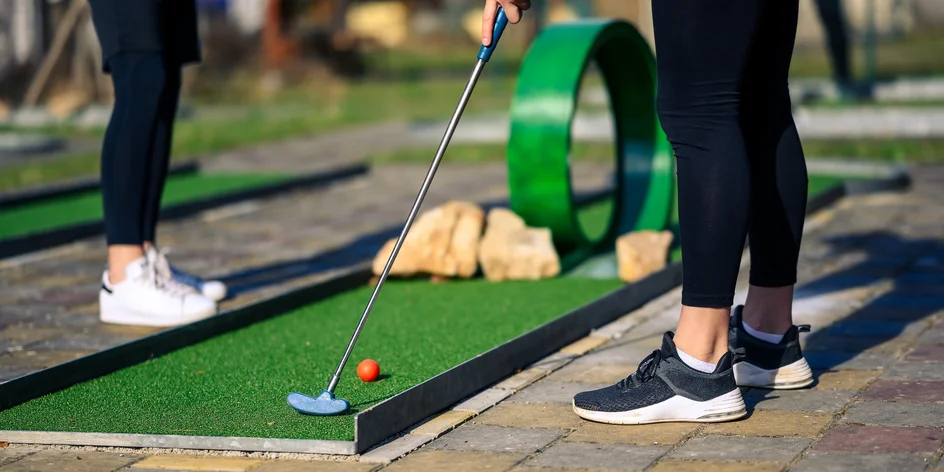 Minigolf o 36 jamkách: hra pro 2 osoby i rodinu